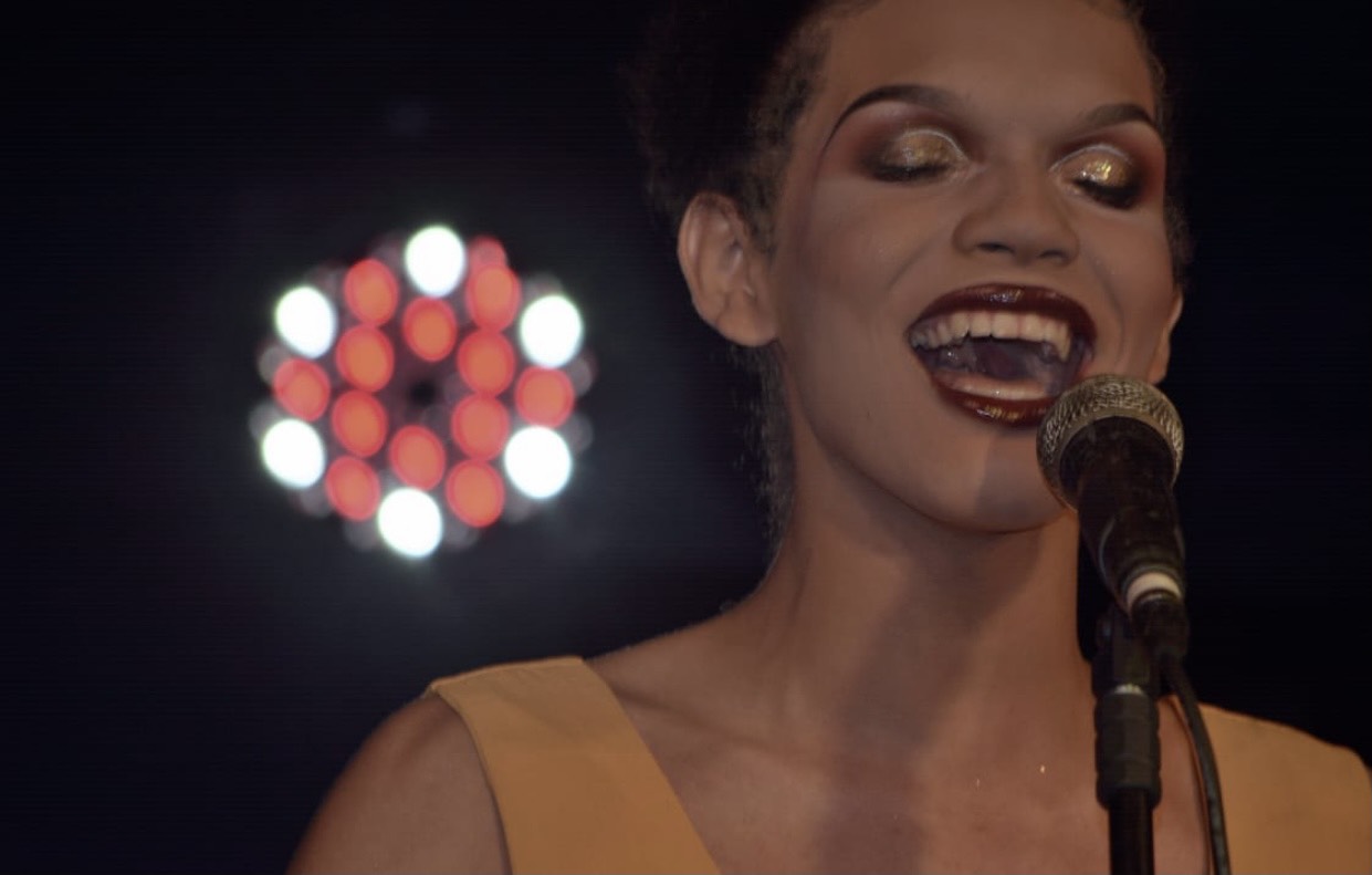 Cantora Chanel 