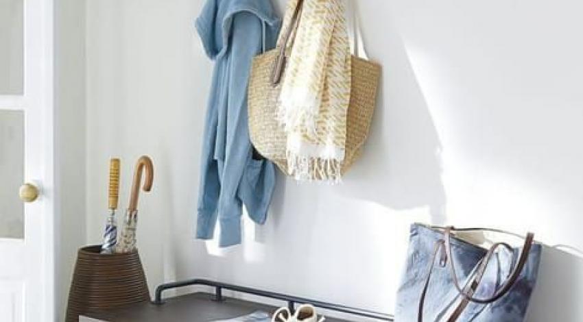 Hall de entrada contendo objetos do uso diário e tambem fotos da família. Imagem Pinterest